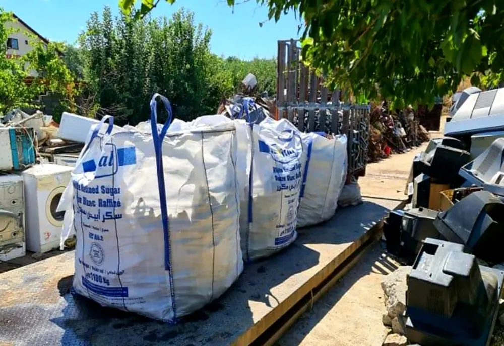 Patru tone de deșeuri metalice confiscate. Materialele ar proveni de la o fabrică din Craiova 