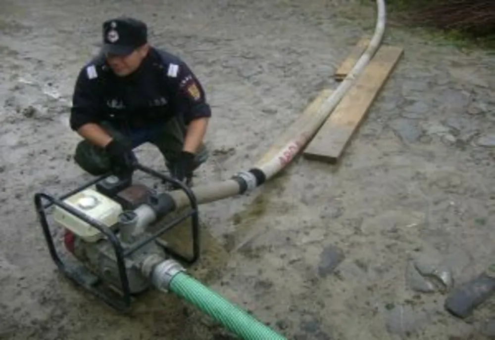 VIDEO Ploaia și vântul au făcut prăpăd în sudul litoralului. Copaci doborâţi peste maşini, străzi și case inundate