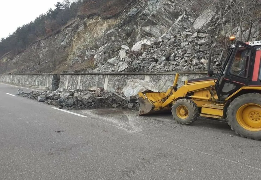 Drum acoperit de stânci prăbușite 
