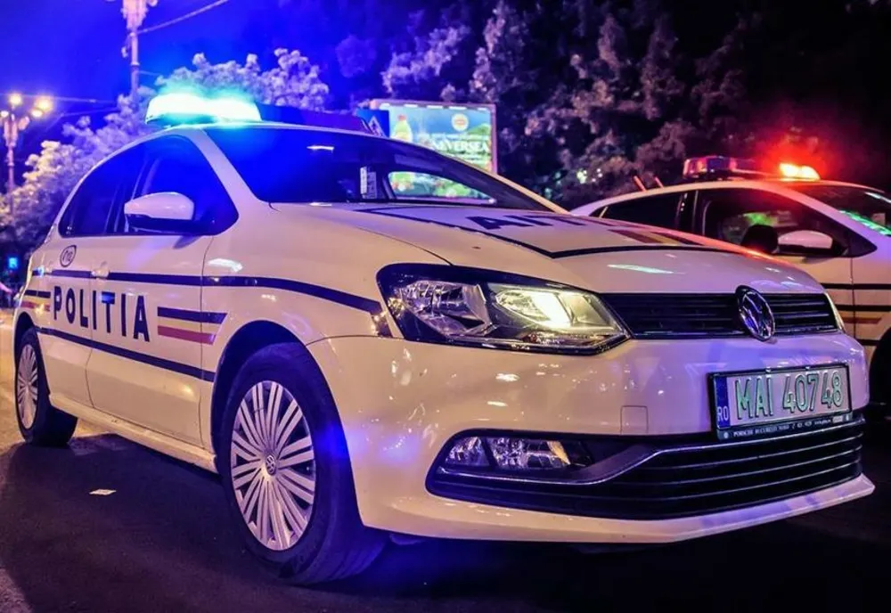 Percheziții și armă confiscată