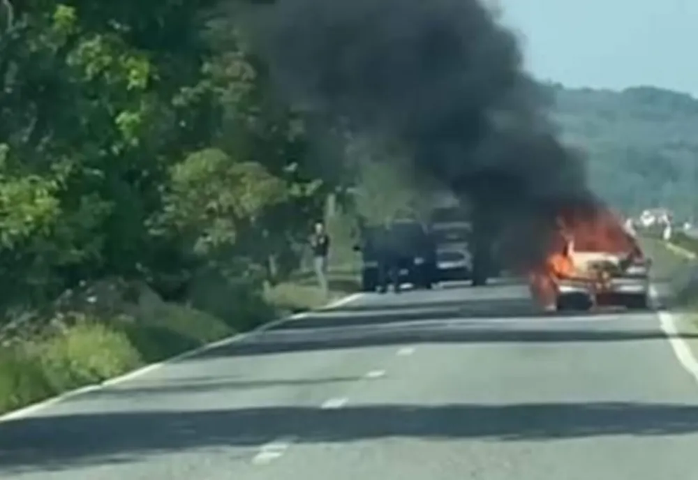 Mașina unui primar a luat foc pe stradă