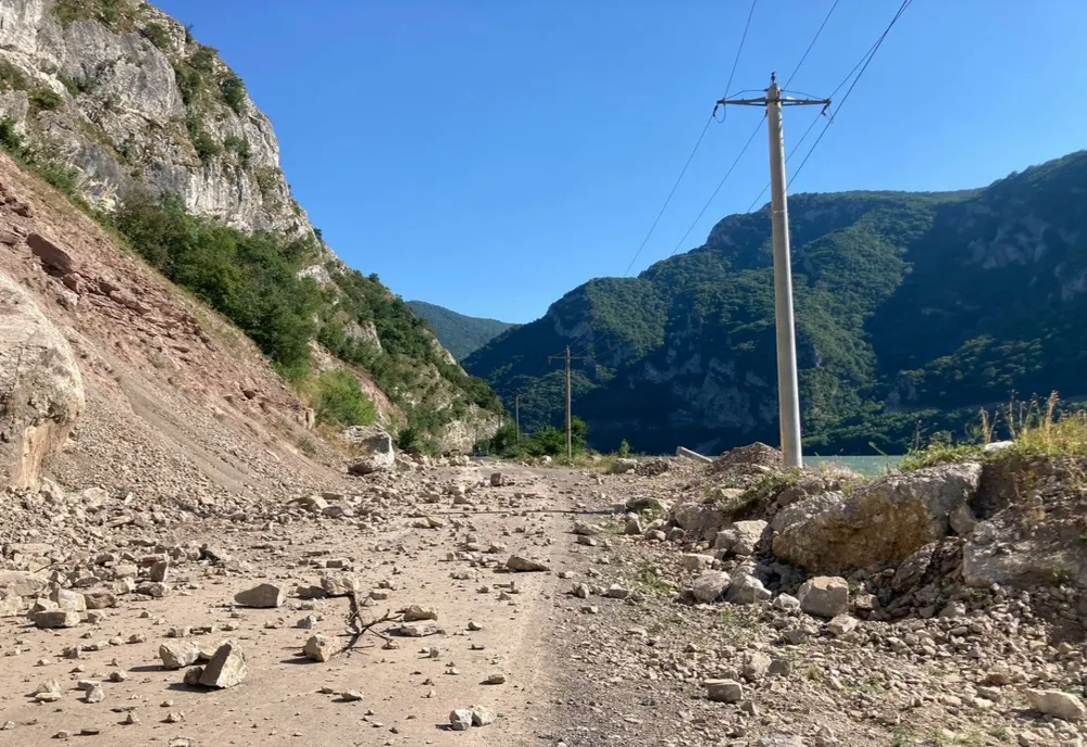 Stânci căzute pe carosabil în Mehedinți. Trafic blocat