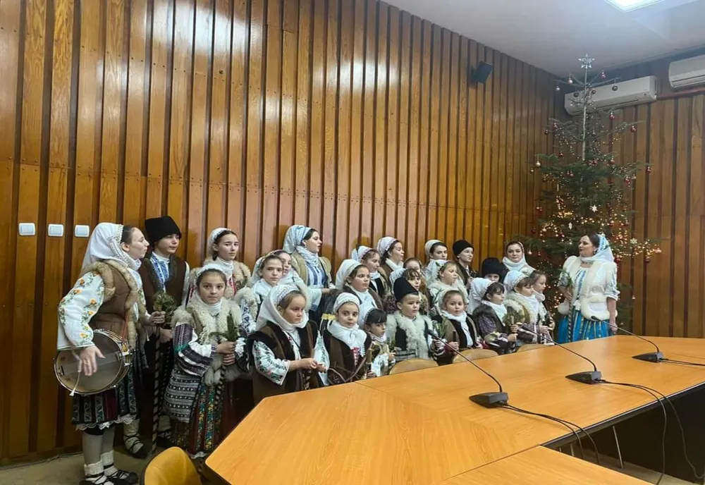 Colindele a peste 150 de colindători au răsunat astăzi la Consiliul Județean