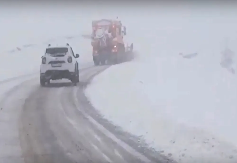 Ninge în mai multe județe. O alunecare de teren a închis un drum național