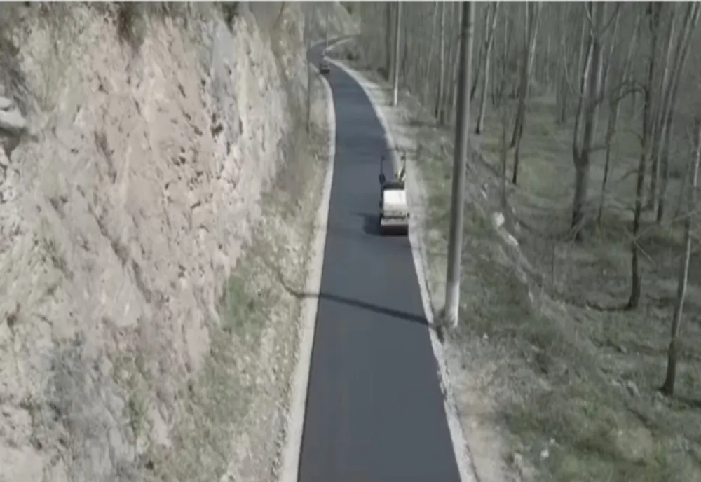 Lucrările de asfaltare de pe DJ 607C între localitățile Bahna și Ilovița au ajuns la final