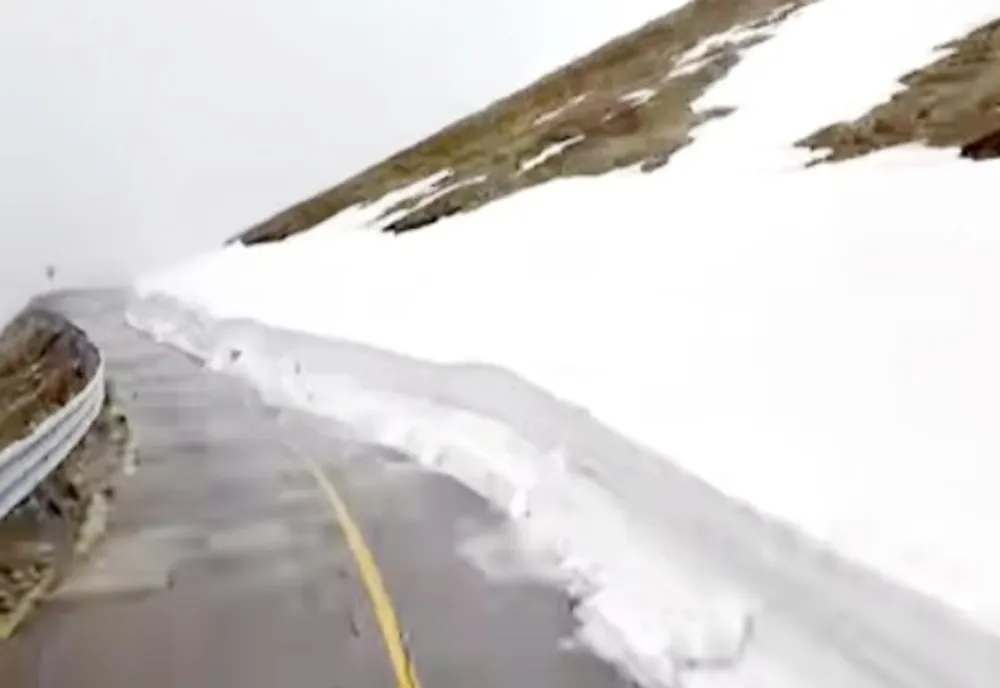 Zăpadă foarte mare pe Transalpina. Continuă deszăpezirea, anunță DRDP Craiova