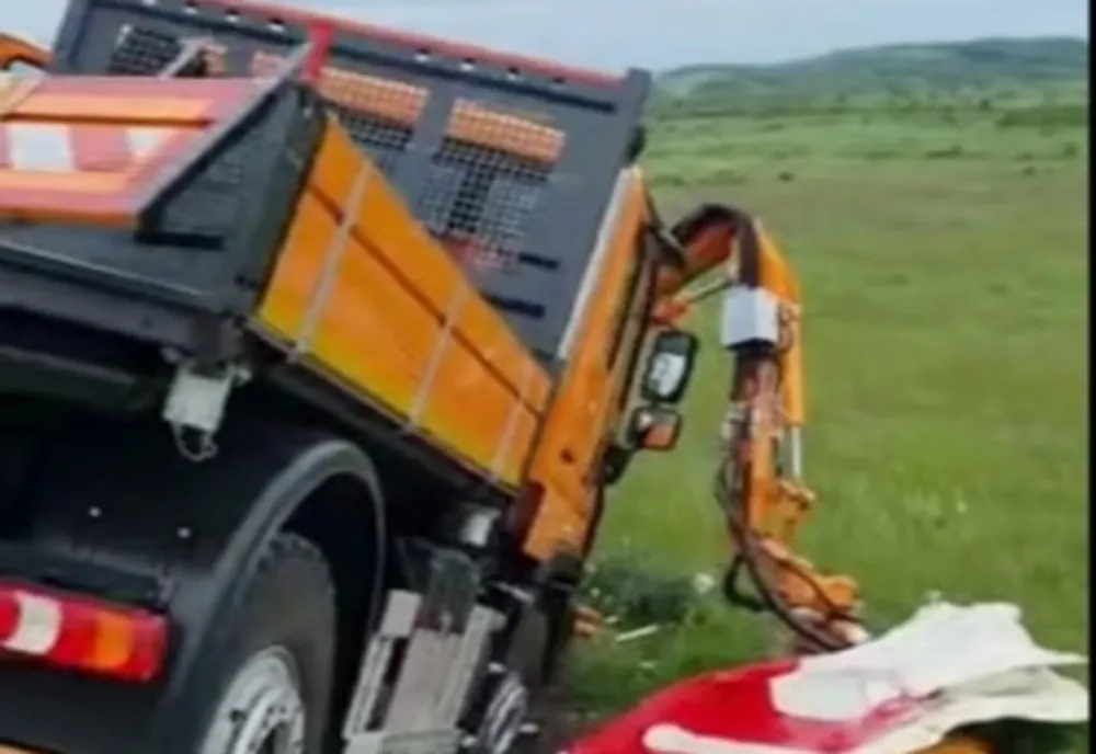 Un utilaj al Companiei Drumuri Naționale a fost lovit de un camion
