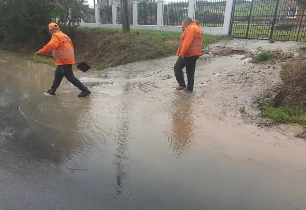 Furtună în Mehedinți. Inundații, crengi pe carosabil, indicatoare afectate de vânt