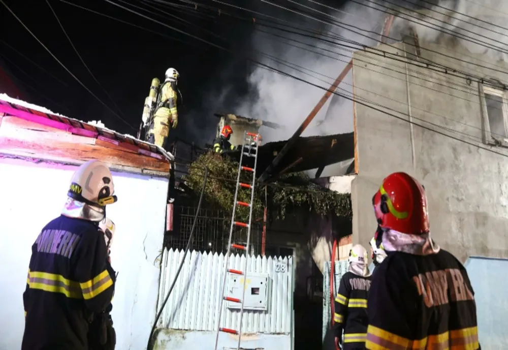 Incendiu puternic la un depozit de lemn de la o fabrică din Mehedinți