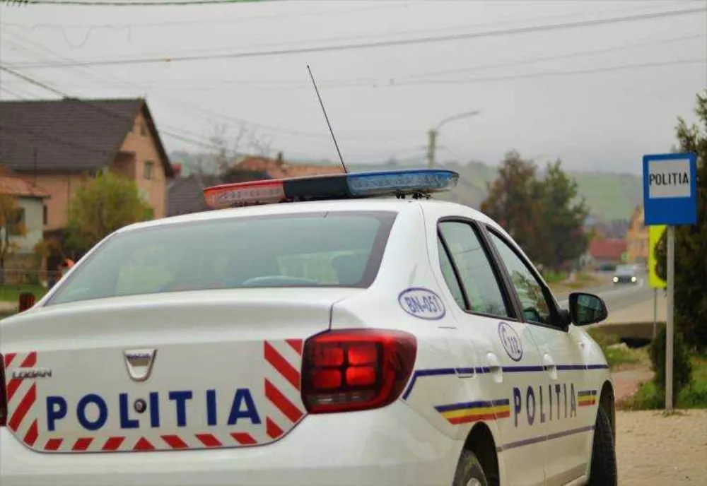 Mașină de Poliție, vandalizată în Mehedinți, după un apel fals la 112. Un bărbat a fost reținut
