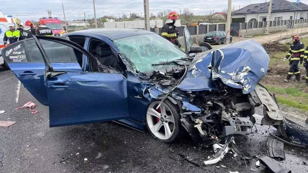 Impact devastator între un autoturism şi o camionetă, pe o șosea din județul Mehedinți