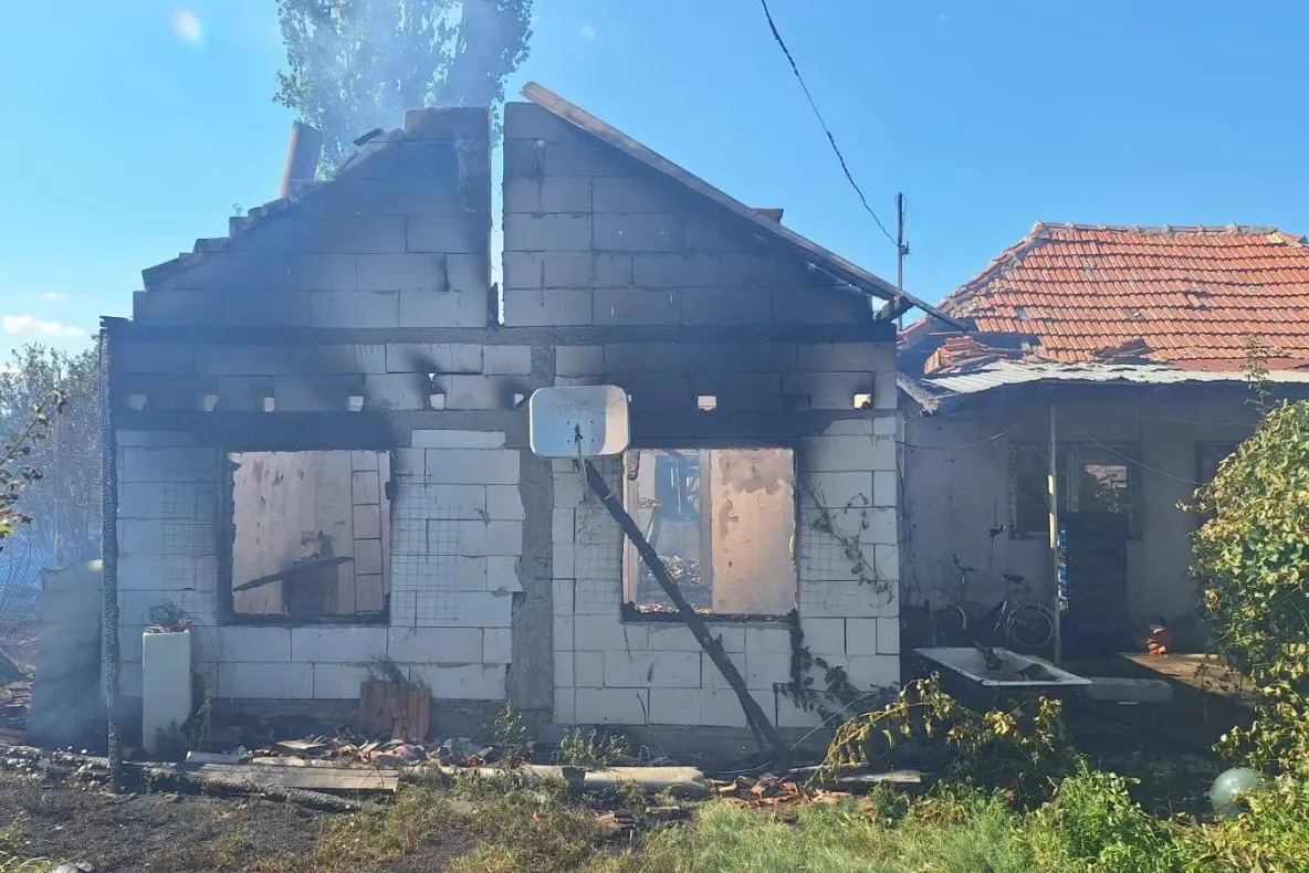 Casă făcută scrum într-o localitate din Mehedinți! Flăcările amenință alte șase locuințe, iar incendiul s-a extins la vegetația uscată