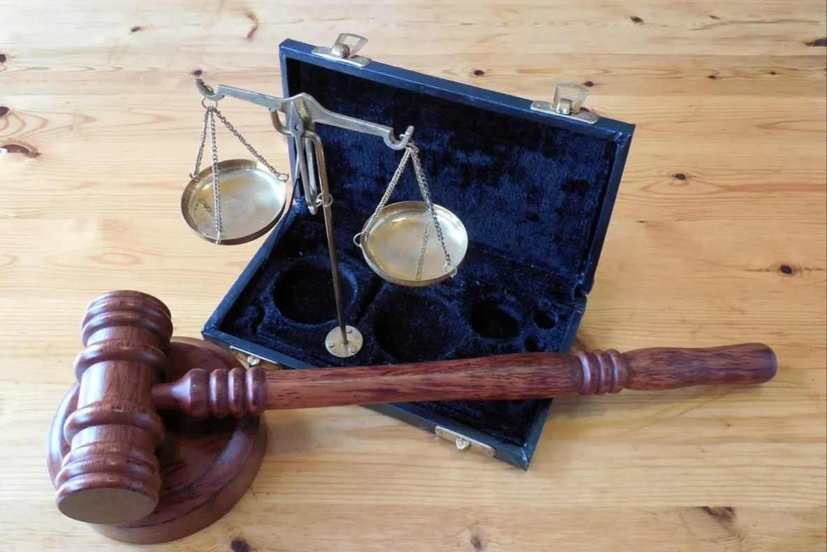 Salarii de până la 5.500 de euro pentru judecători, plus pensii de serviciu și sporuri. Cât câștigă magistrații