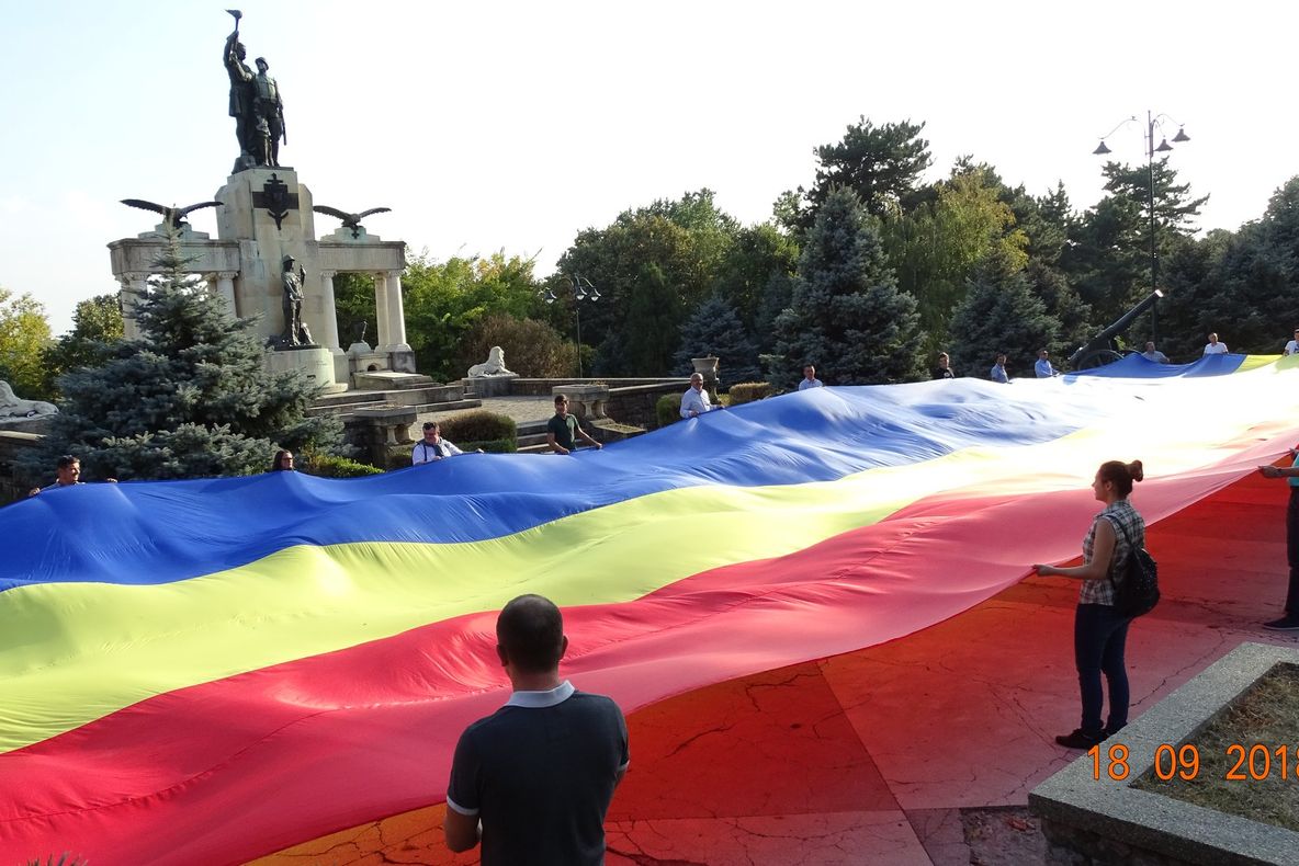 Tinerii liberali au dat startul campaniei “Caravana Tricolorul”