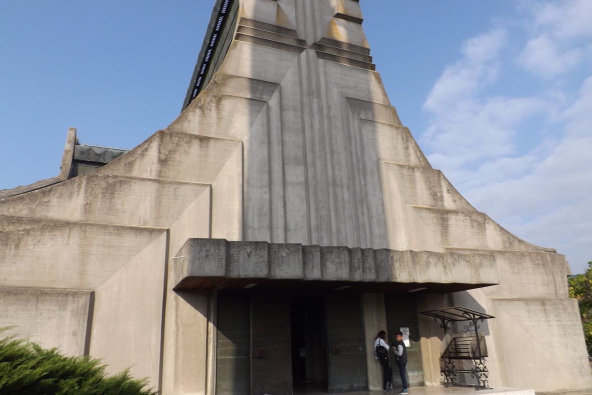 FOTO Biserica Catolică din Orşova, în care Nadia Comăneci, John Lennon și Lenin apar în icoane