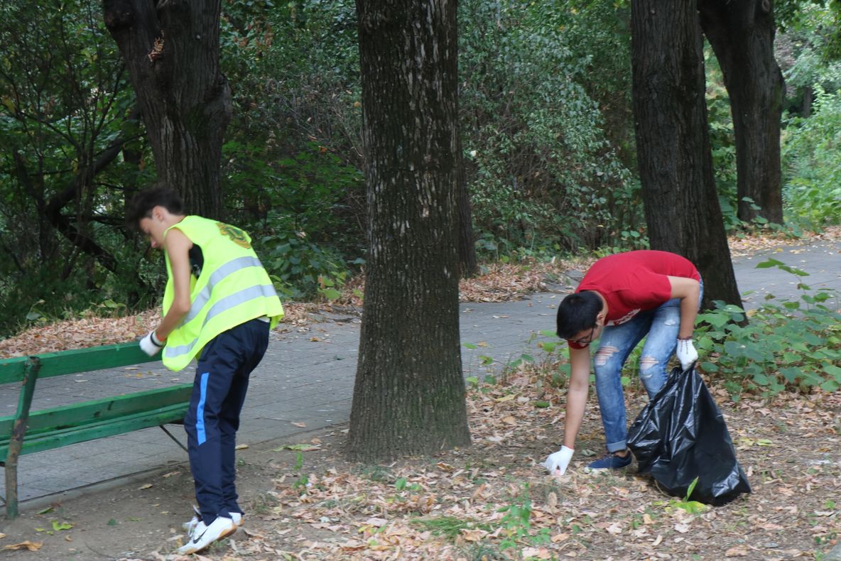 Membrii Cluburilor Leo și Lions s-au alăturat campaniei „Let’ s Do It Romania!” în Turnu Severin