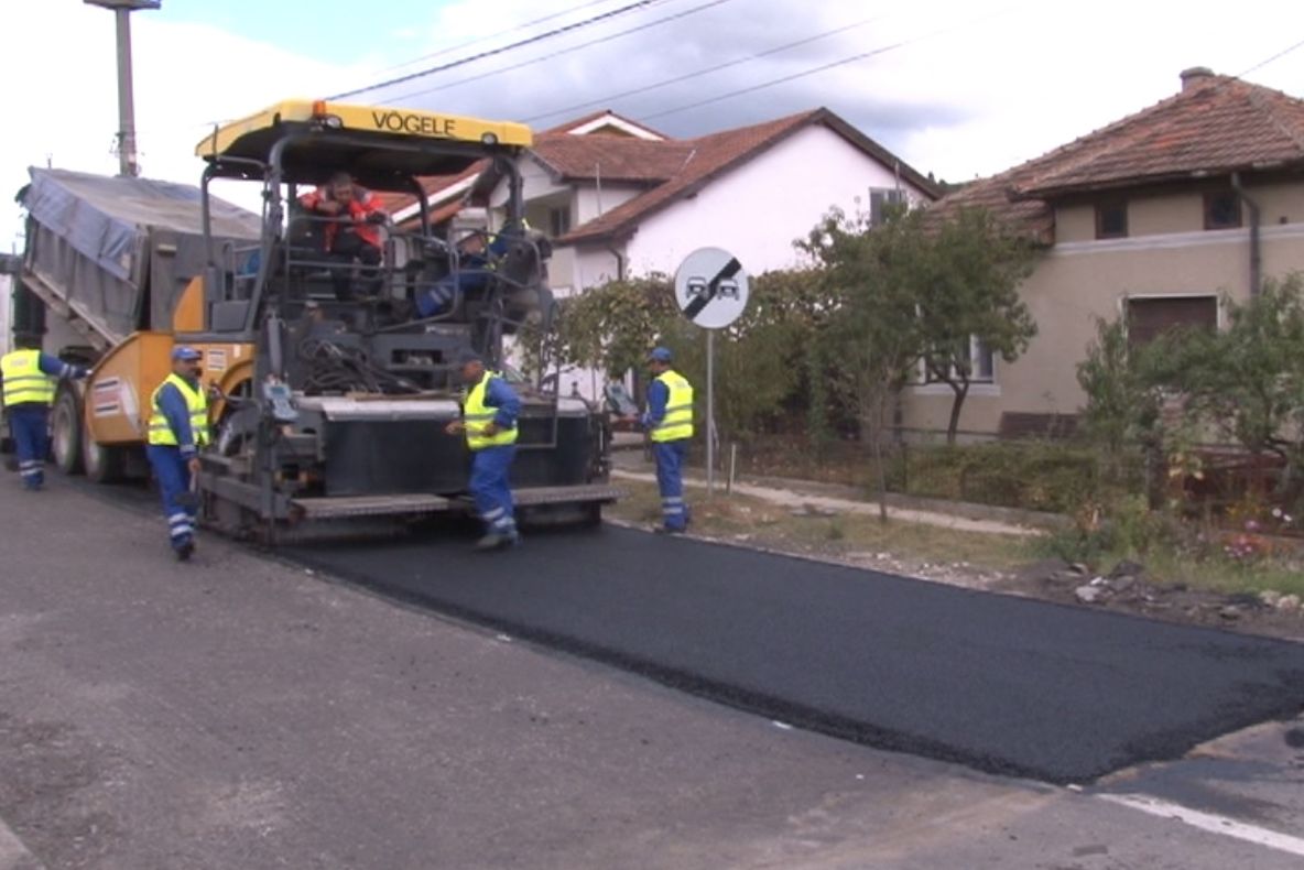 SE ASFALTEAZĂ DRUMUL SPRE ZONA TURISTICĂ DIN CLISURA DUNĂRII