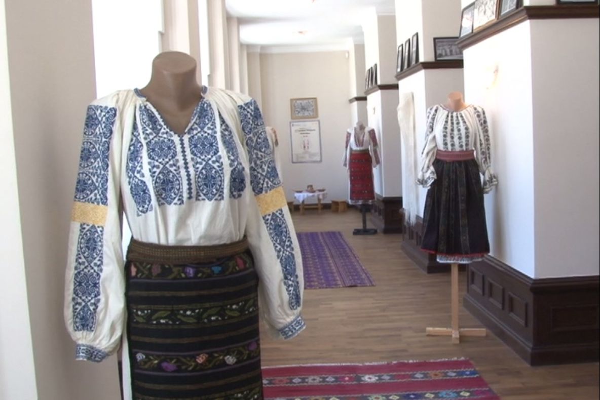 DIN DRAGOSTE PENTRU ARTA POPULARĂ