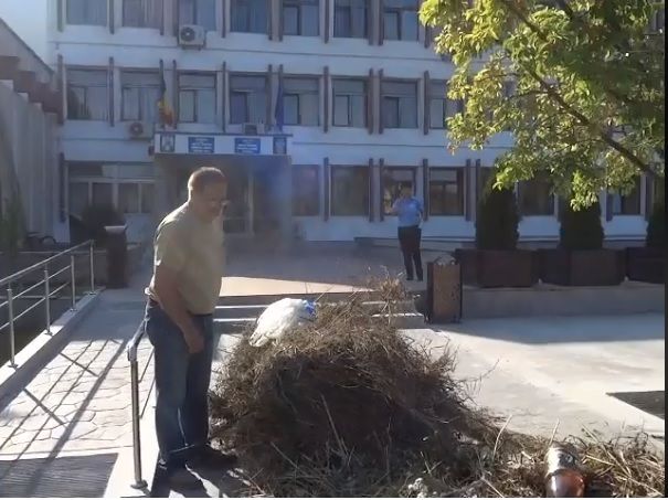 PROTEST INEDIT: A DUS GUNOIUL ÎN FAȚA PRIMĂRIEI