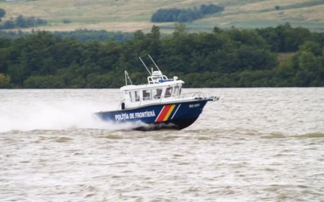 Trei persoane, aflate pe un iaht în derivă, salvate de poliţiştii de frontieră