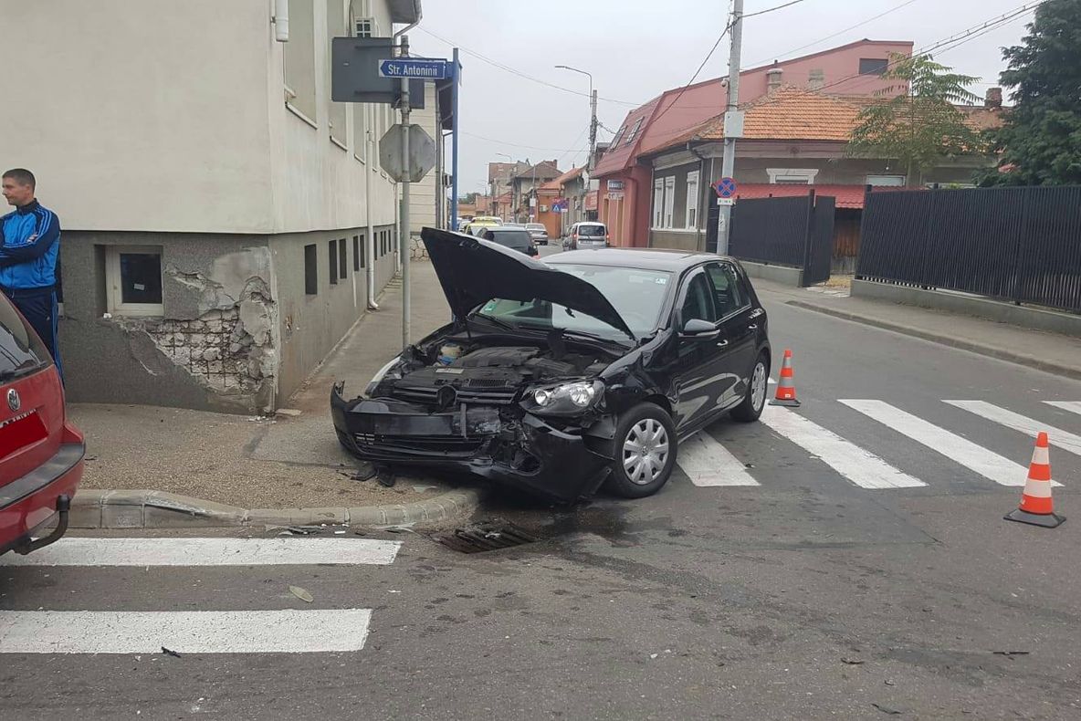 Accident cu două victime într-o intersecție din Turnu Severin