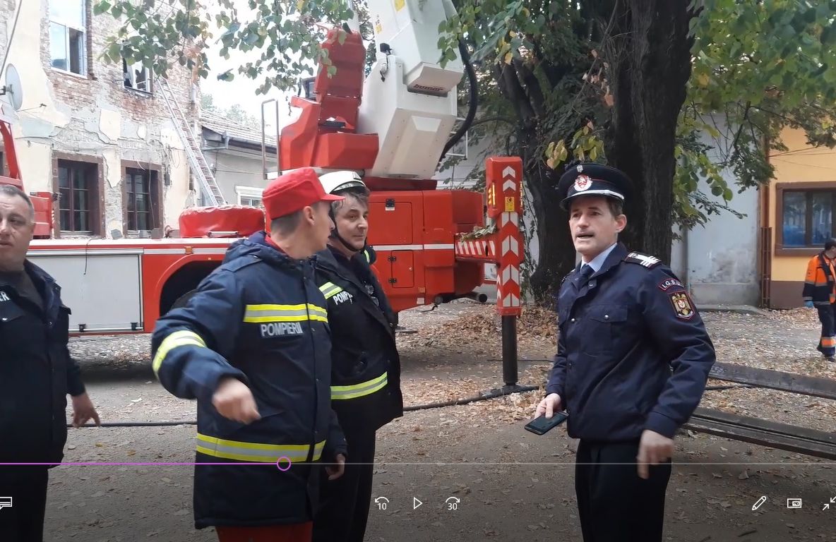 INCENDIU ÎNTR-O CASĂ NAȚIONALIZATĂ, ZECI DE OAMENI EVACUAȚI