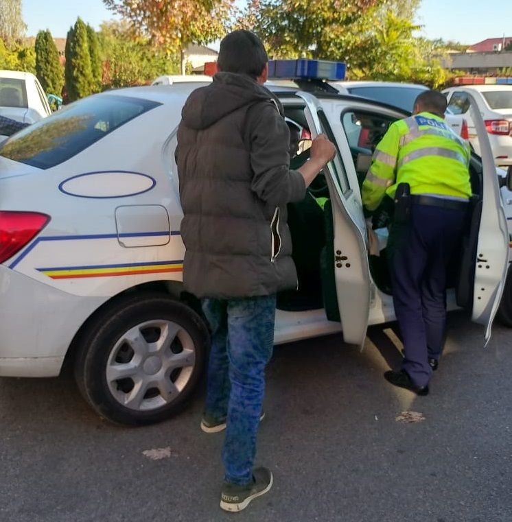 O adolescentă de 16 ani, depistată la volan pe un drum comunal