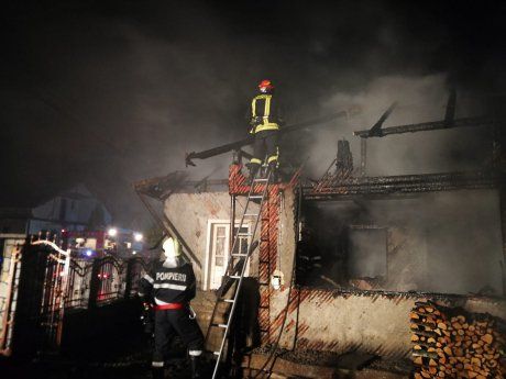 Jocul copiilor cu focul, una dintre cauzele de izbucnire a incendiilor la locuinţe în Mehedinți