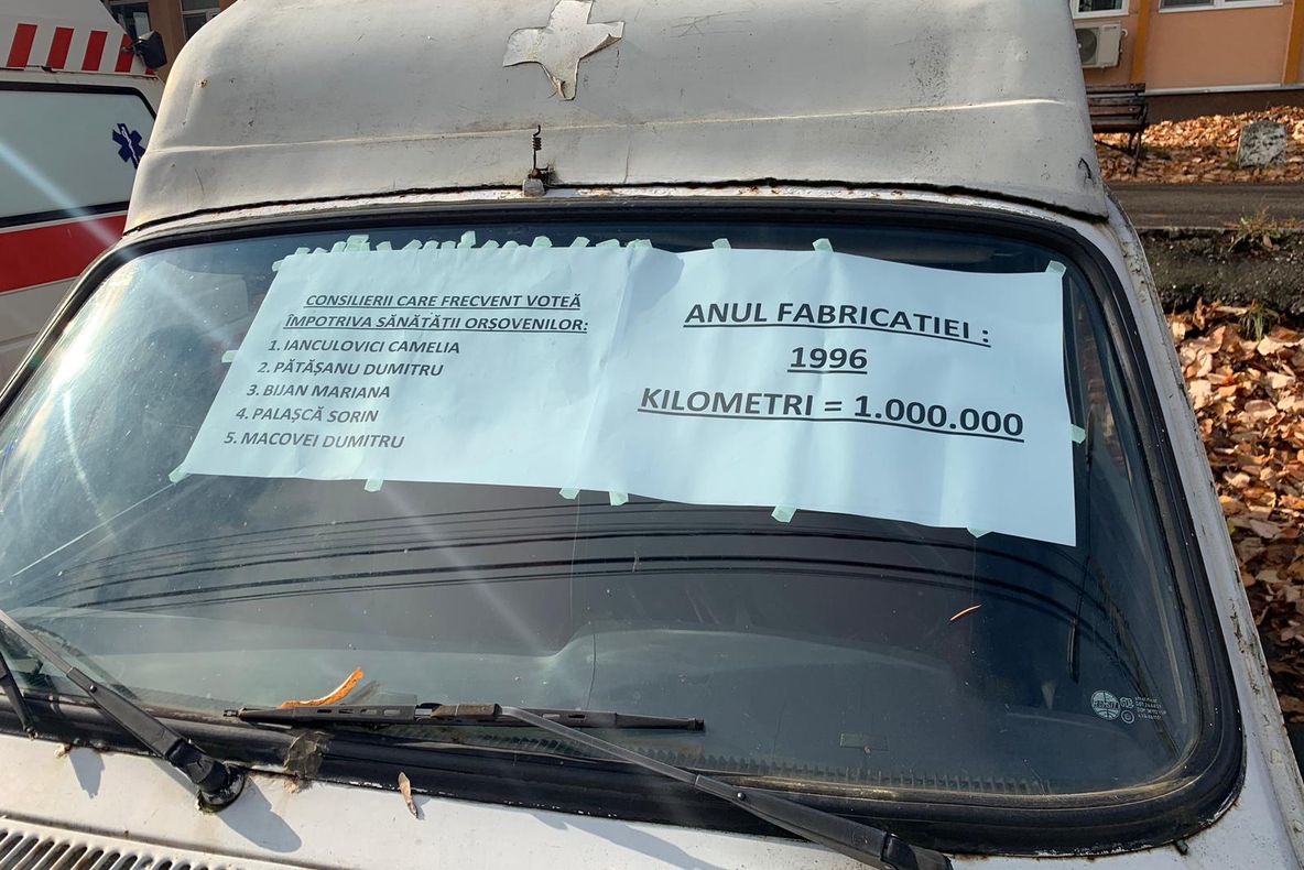 I-a făcut de râs: managerul spitalului din Orșova a afișat la poartă numele consilierilor care nu ajută instituția