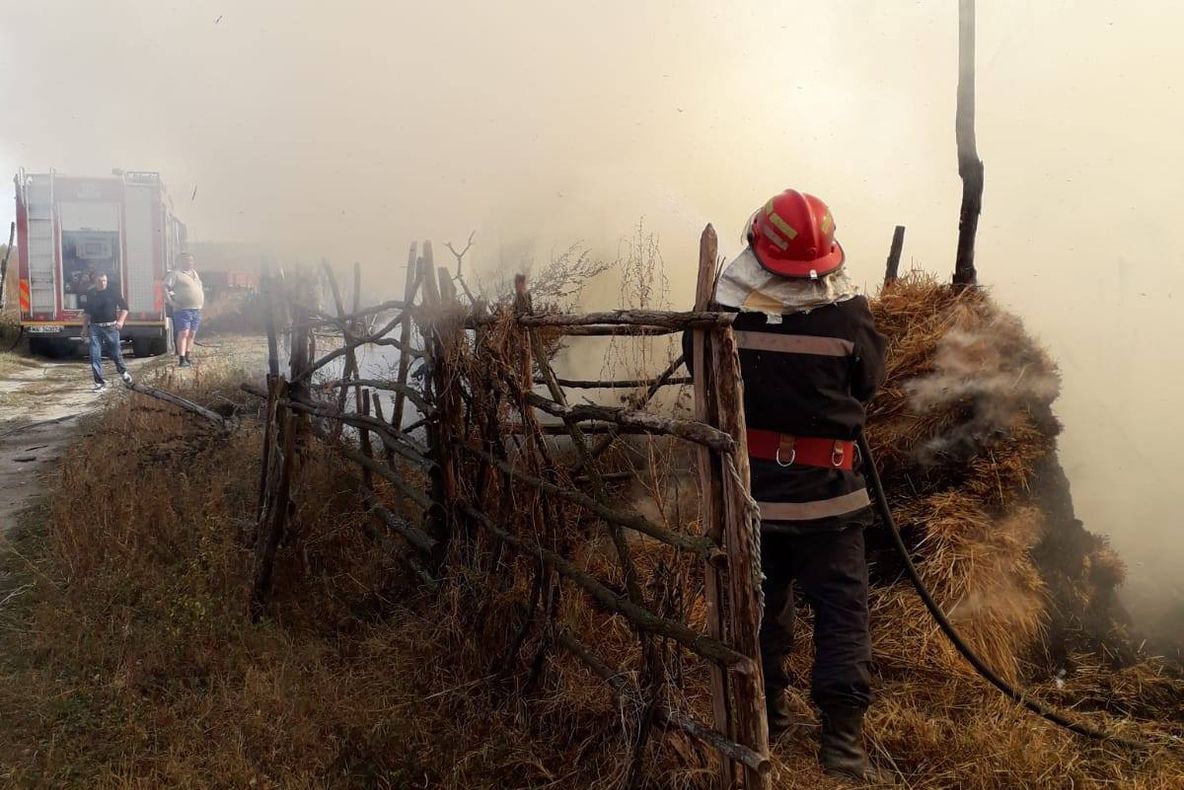 Incendii puternice la două depozite de furaje din Mehedinți