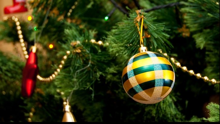 Un electrician a căzut în timp ce monta o instalație la bradul de Crăciun din centrul Severinului