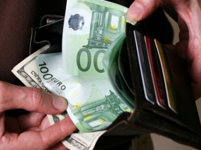 A încercat să mituiască un polițist de frontieră