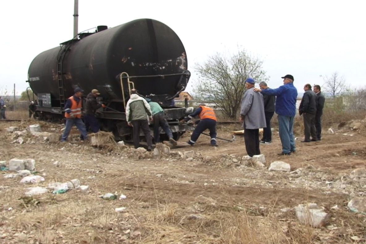 SEVERINUL A RĂMAS FĂRĂ CĂLDURĂ DUPĂ CE TRENUL CU PĂCURĂ A DERAIAT