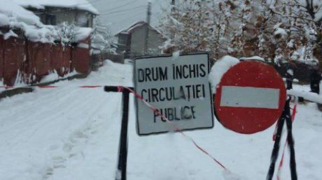 Zeci de mașini blocate pe drumurile județene. O ambulanță nu a putut ajunge la un pacient