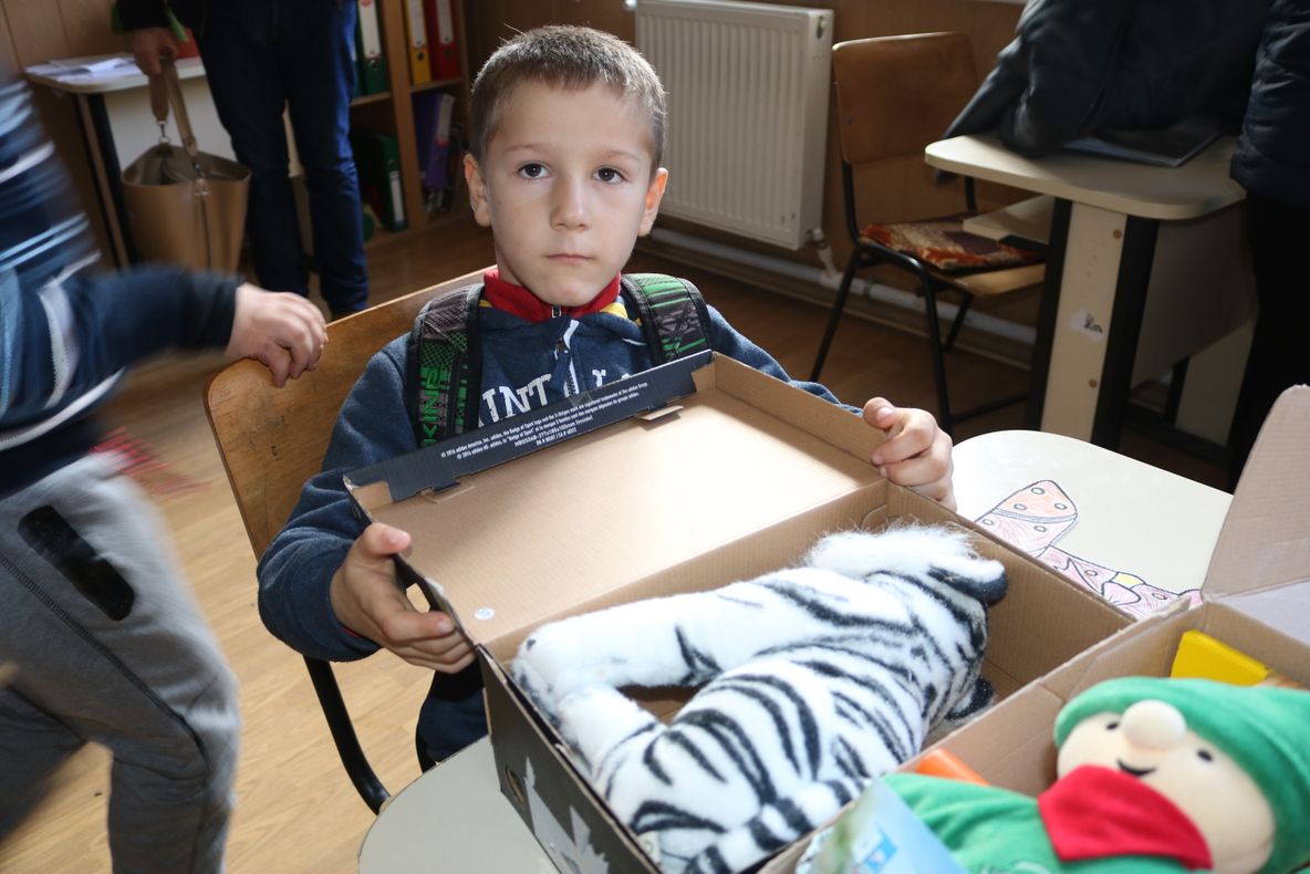 Copilul care trăiește în sălbăticie îl așteaptă pe Moș Crăciun