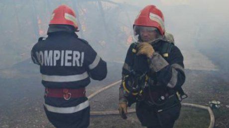 Incendiu puternic într-o garsonieră din Turnu Severin. 30 de persoane evacuate din bloc