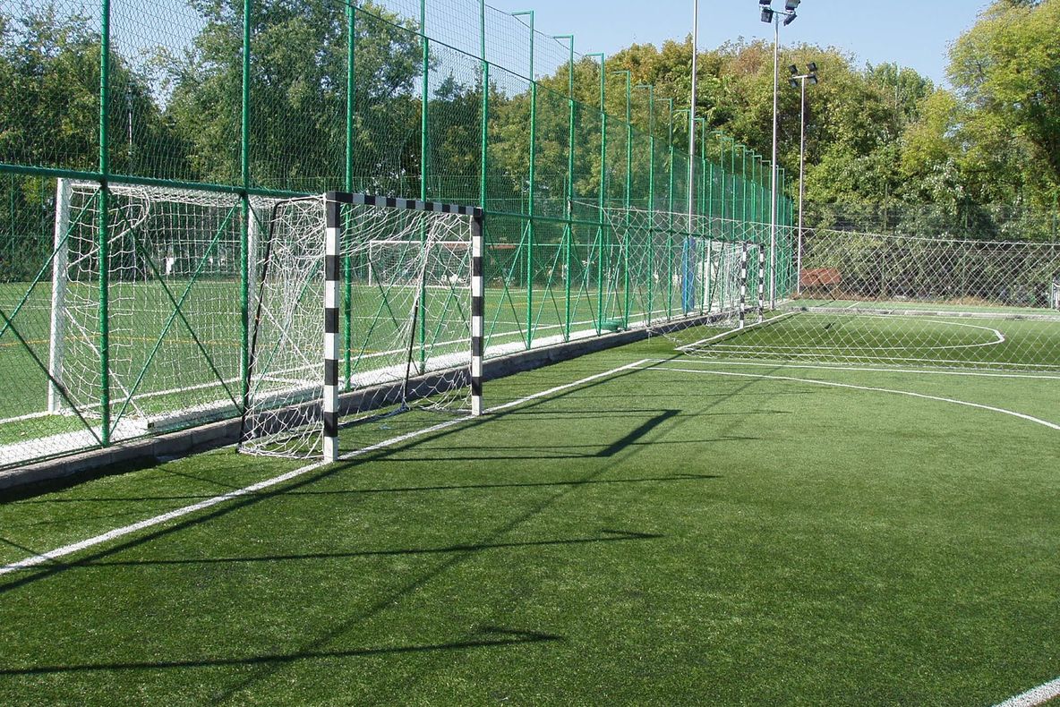 Patru minori au furat porțile metalice de la un teren de fotbal