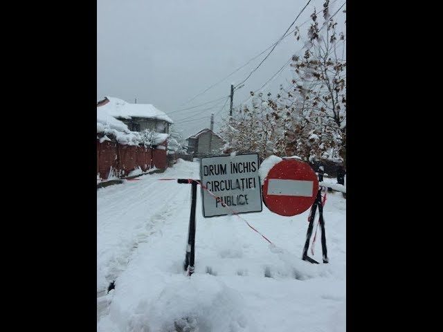 IARNA FACE PRĂPĂD ȘI LA MEHEDINȚI. Trenuri blocate, accidente și mii de familii fără curent, drumuri blocate
