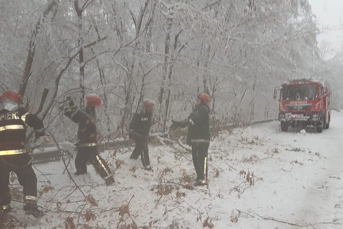 Pompierii intervin pentru deblocarea unei mașini înzăpezite la Gârnița