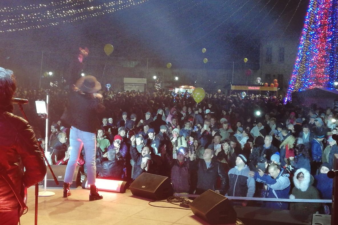 Mii de severinenii au întâmpinat noul an pe strada Crișan