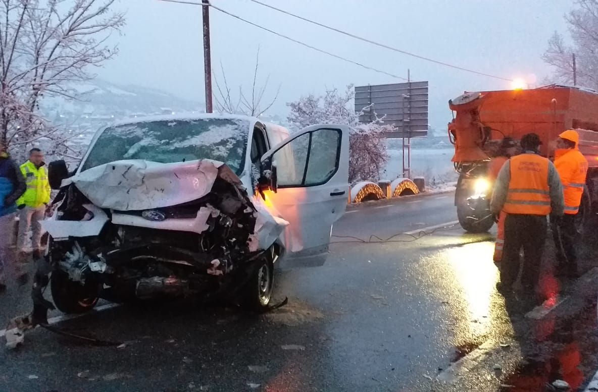 Impact mortal între două microbuze la Orșova. Doi oameni și-au pierdut viața