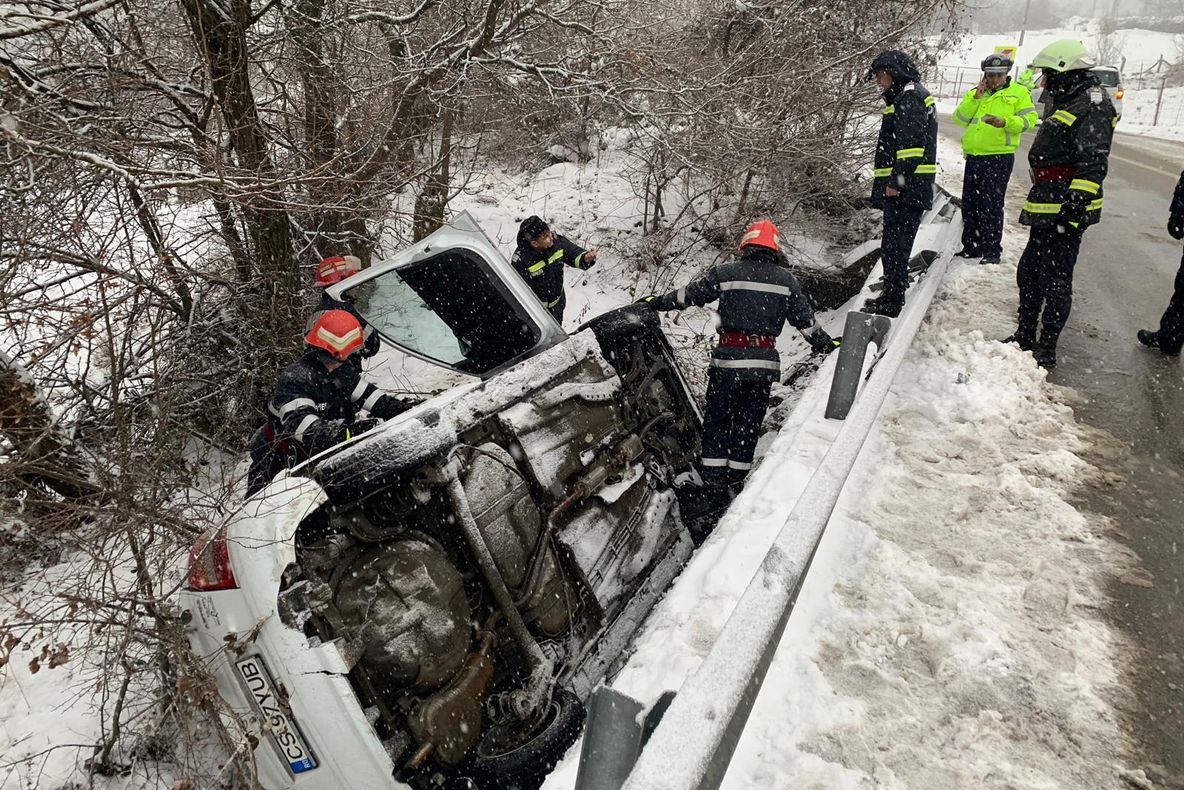 Accident pe DN57, cu o mașină răsturnată în afara părții carosabile