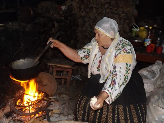 Autoritățile din Mehedinți s-au trezit: singurul „Tezaur uman viu“ din județ a primit titlul de cetățean de onoare