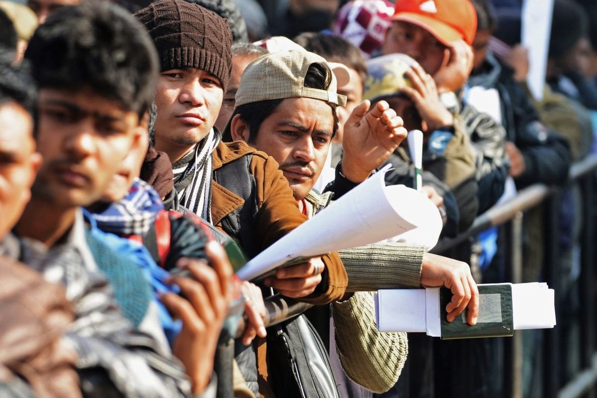 Muncitori nepalezi și indieni în industria mehedințeană