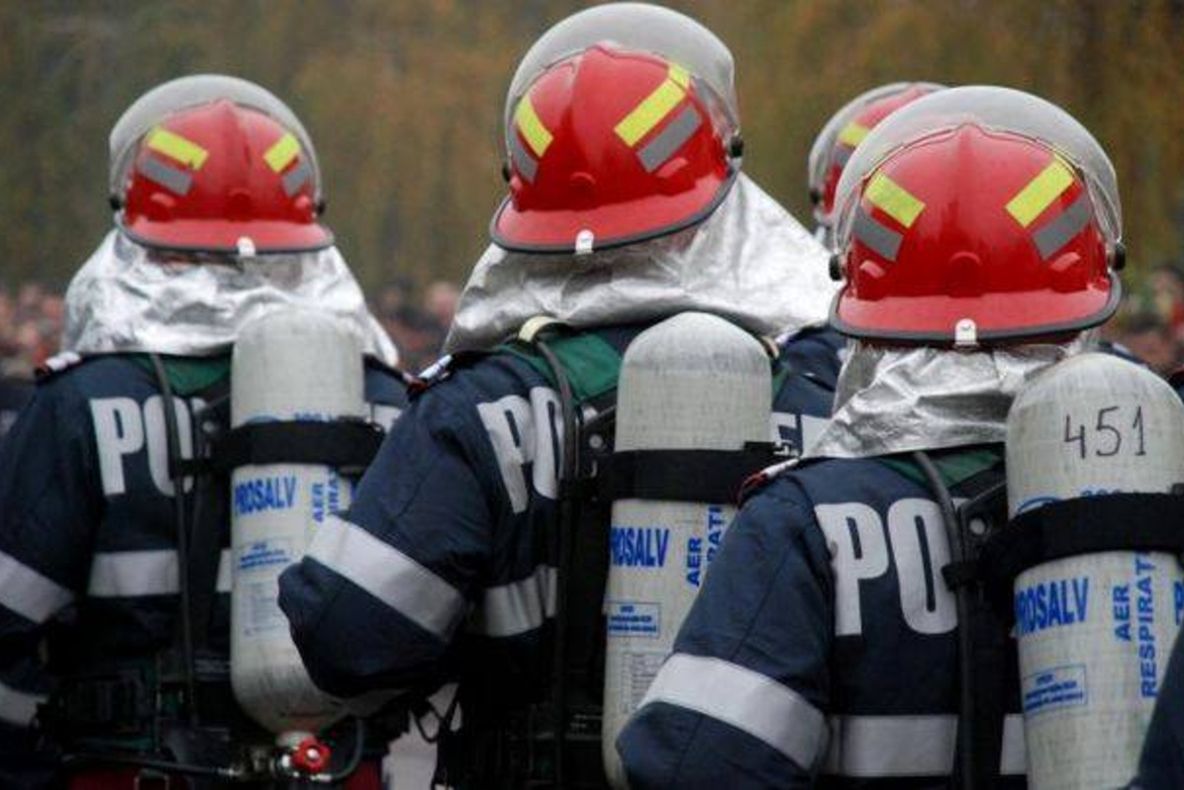 Un pacient adus pe brațe de pompieri 500 de metri din cauza zăpezii viscolite în Mehedinți