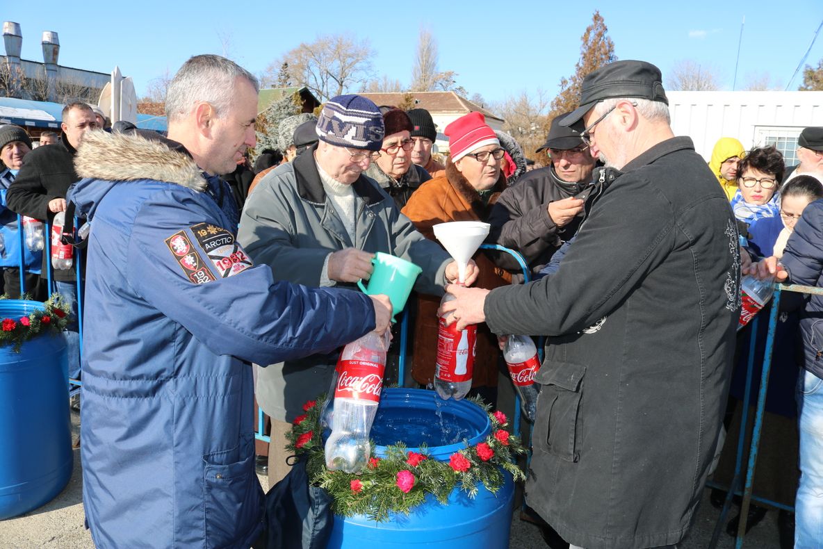 Slujbă de sfinţire a apelor la malul Dunării. Un bărbat s-a aruncat în apă după cruce