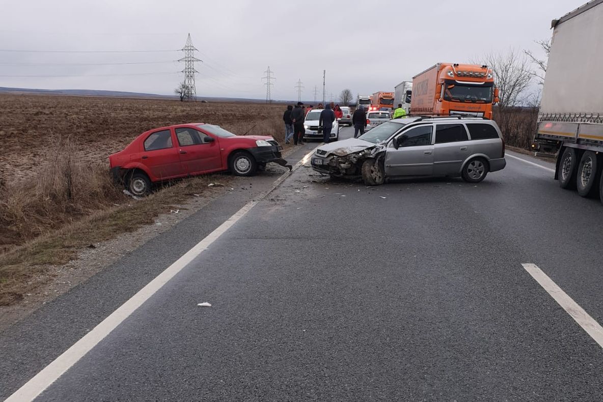 Două autoturisme s-au lovit pe DN 56A, la Recea