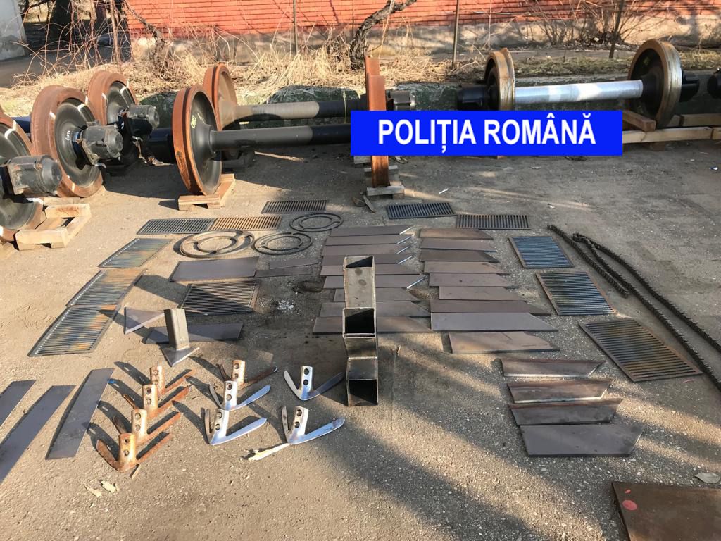 Doi bărbați prinși în flagrant furând de la locul de muncă