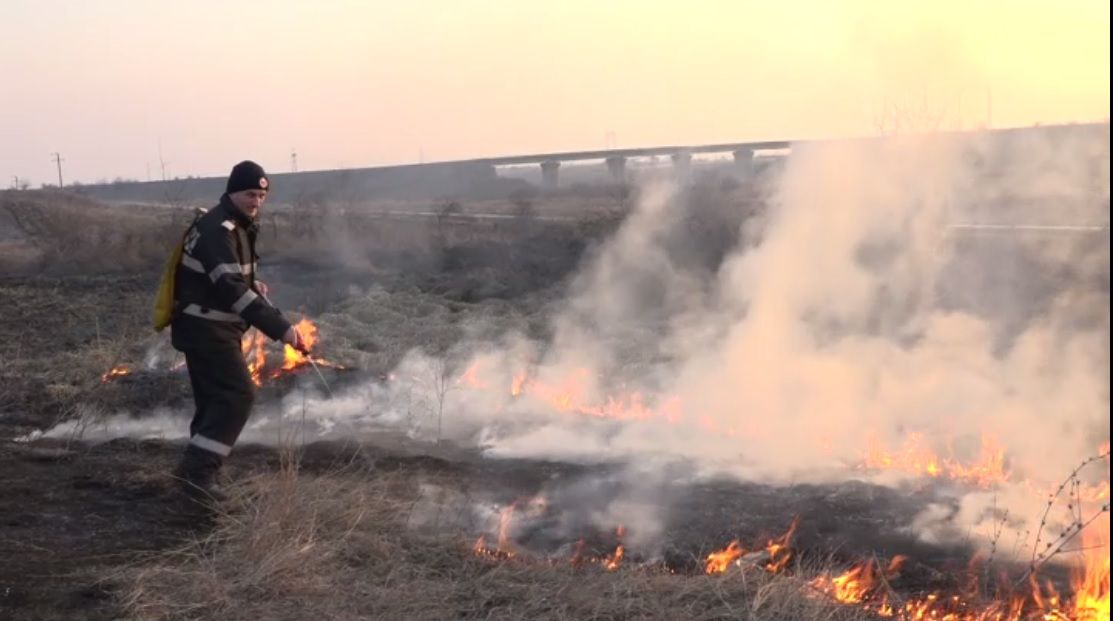 VAL IMPRESIONANT DE INCENDII DE VEGETAȚIE USCATĂ ÎN MEHEDINȚI. ISU TRECE LA AMENZI!