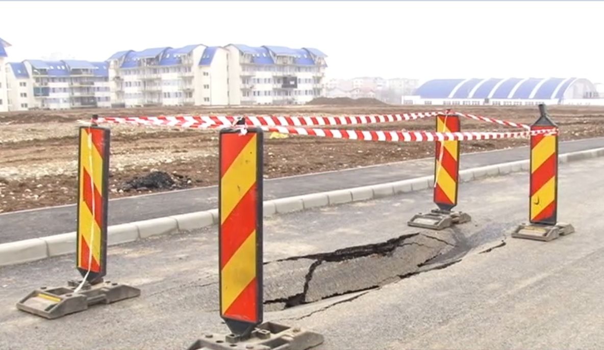 ASFALT SURPAT PE PE O STRADĂ RECENT REABILITATĂ